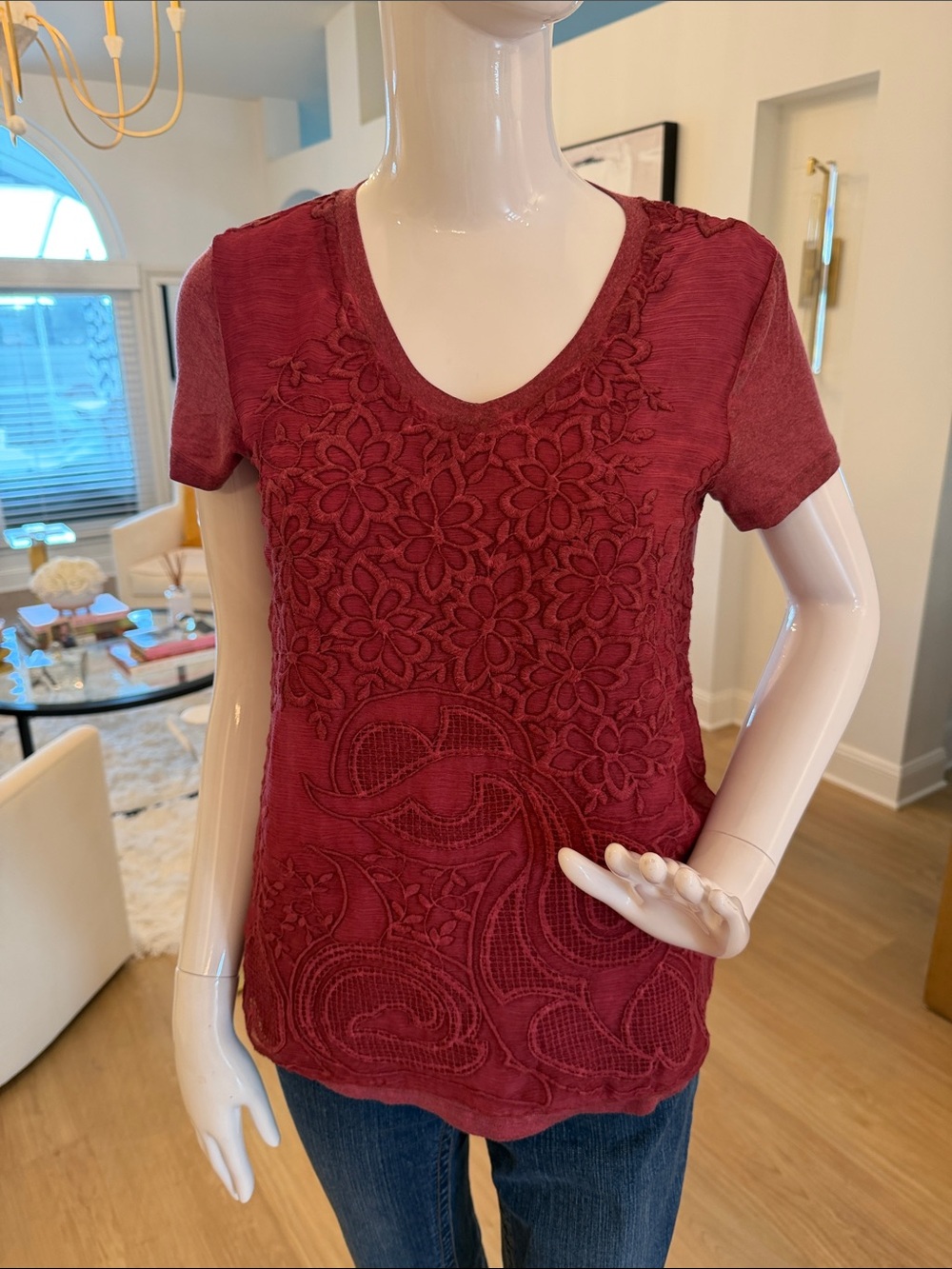 Women's Short Sleeve V-Neck Floral Appliqué Tee - Wine